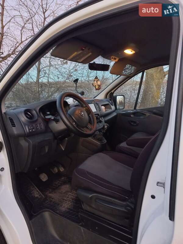 Мінівен Opel Vivaro 2016 в Благовіщенську