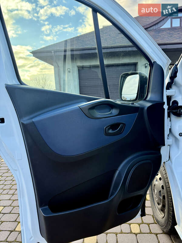 Грузовой фургон Opel Vivaro 2018 в Нововолынске