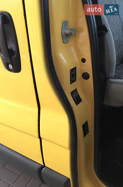 Грузопассажирский фургон Opel Vivaro 2002 в 