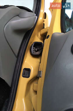 Грузопассажирский фургон Opel Vivaro 2002 в 