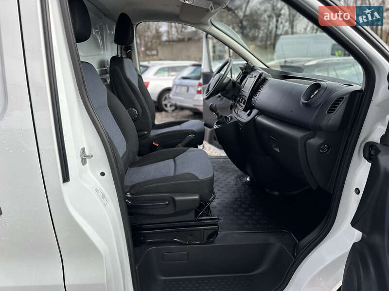 Вантажний фургон Opel Vivaro 2017 в Рівному