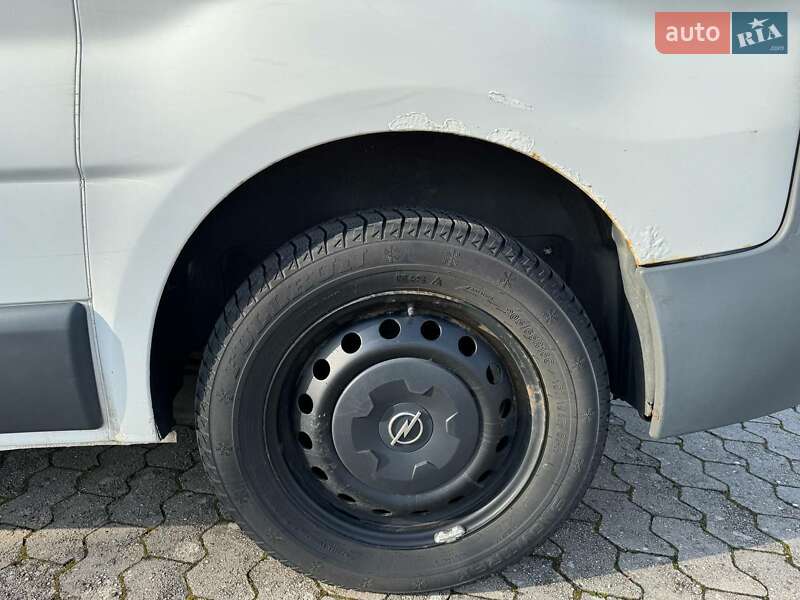 Грузовой фургон Opel Vivaro 2002 в Черновцах