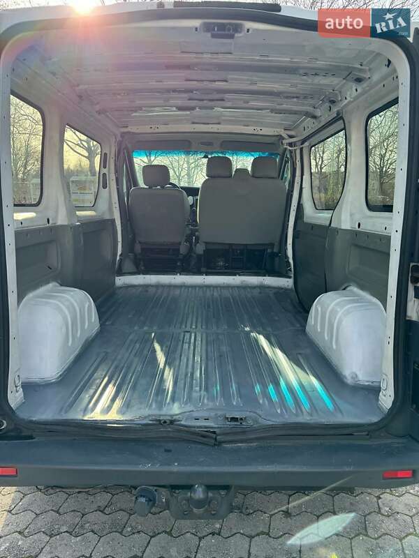 Грузовой фургон Opel Vivaro 2002 в Черновцах
