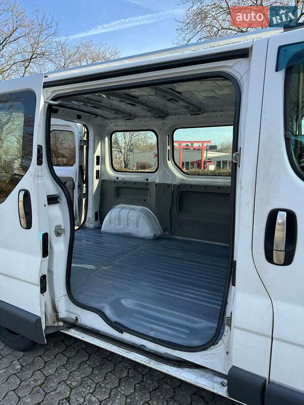 Грузовой фургон Opel Vivaro 2002 в Черновцах