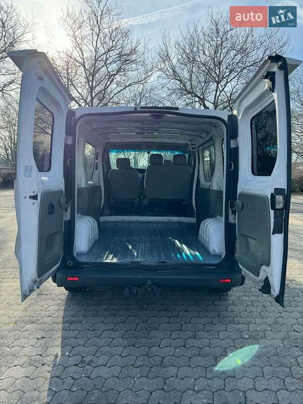 Грузовой фургон Opel Vivaro 2002 в Черновцах