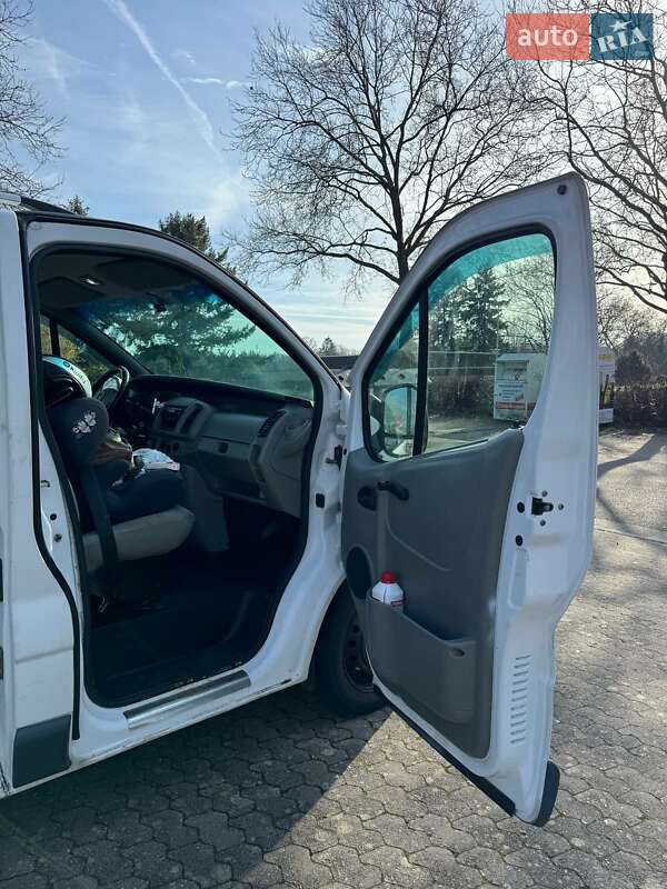 Грузовой фургон Opel Vivaro 2002 в Черновцах