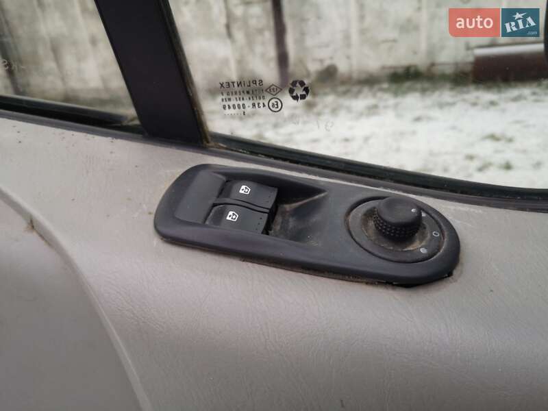 Вантажний фургон Opel Vivaro 2005 в Сумах