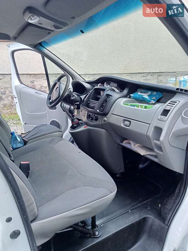 Вантажопасажирський фургон Opel Vivaro 2012 в Ужгороді