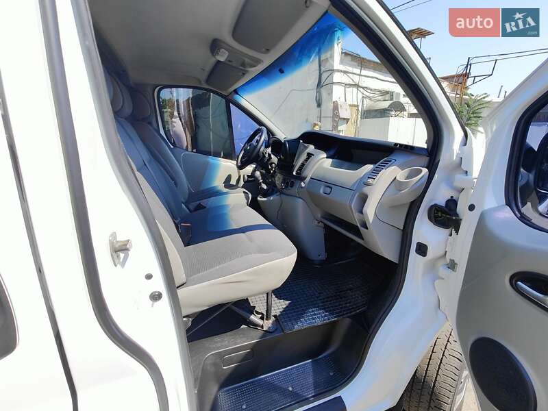 Грузопассажирский фургон Opel Vivaro 2012 в Николаеве