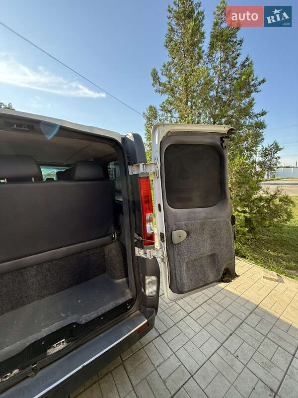 Минивэн Opel Vivaro 2011 в Лозовой