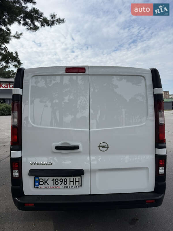 Вантажопасажирський фургон Opel Vivaro 2016 в Вараші