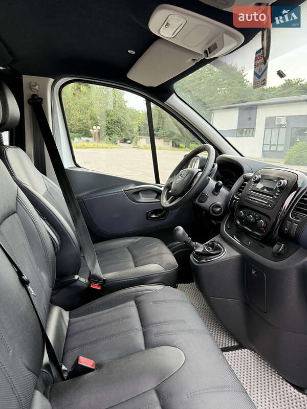 Вантажопасажирський фургон Opel Vivaro 2016 в Вараші