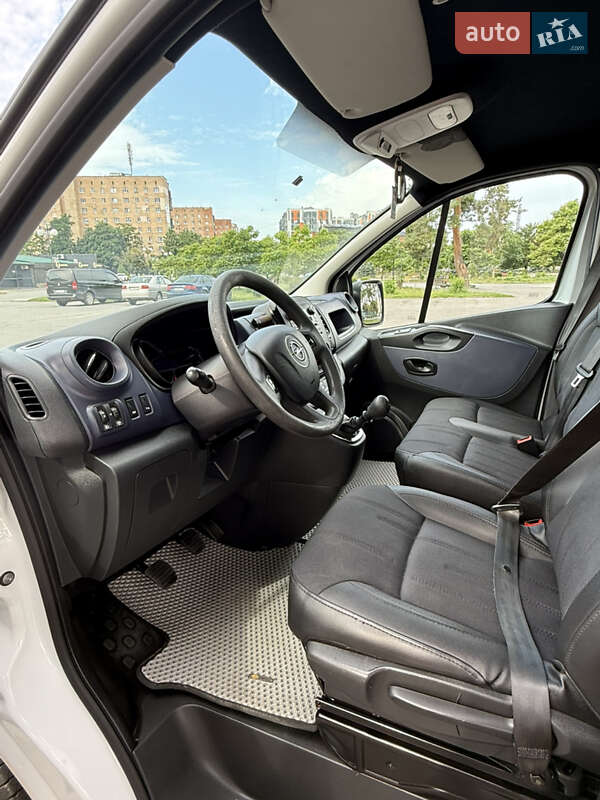 Вантажопасажирський фургон Opel Vivaro 2016 в Вараші