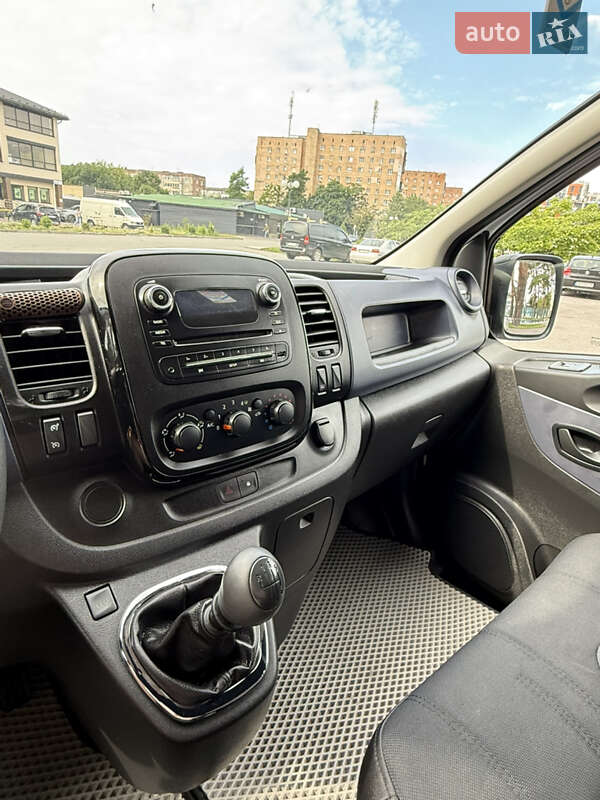 Вантажопасажирський фургон Opel Vivaro 2016 в Вараші