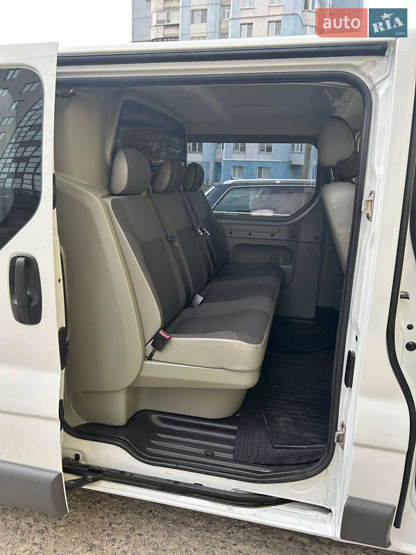 Грузопассажирский фургон Opel Vivaro 2011 в Сумах