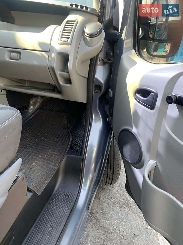 Минивэн Opel Vivaro 2012 в Киеве