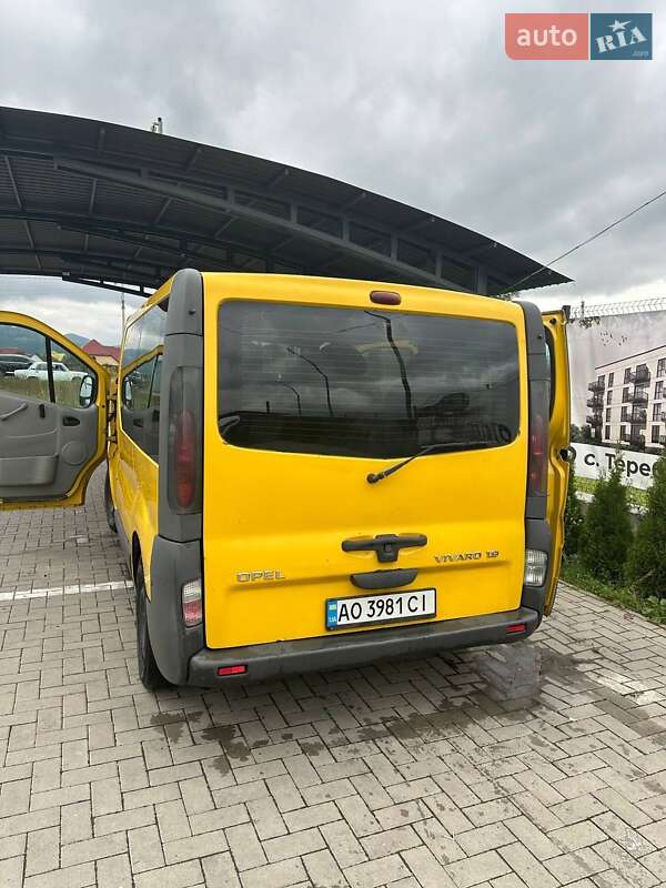Мінівен Opel Vivaro 2004 в Буштино