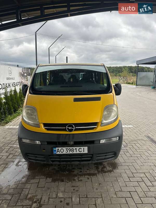 Мінівен Opel Vivaro 2004 в Буштино