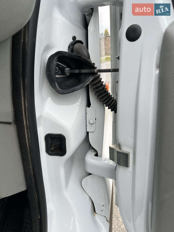 Вантажопасажирський фургон Opel Vivaro 2013 в Києві