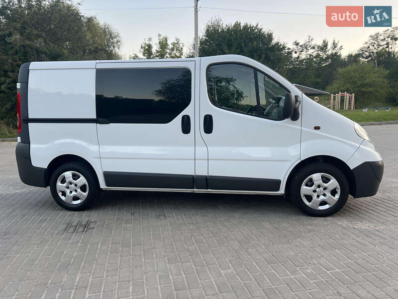 Вантажний фургон Opel Vivaro 2013 в Рівному
