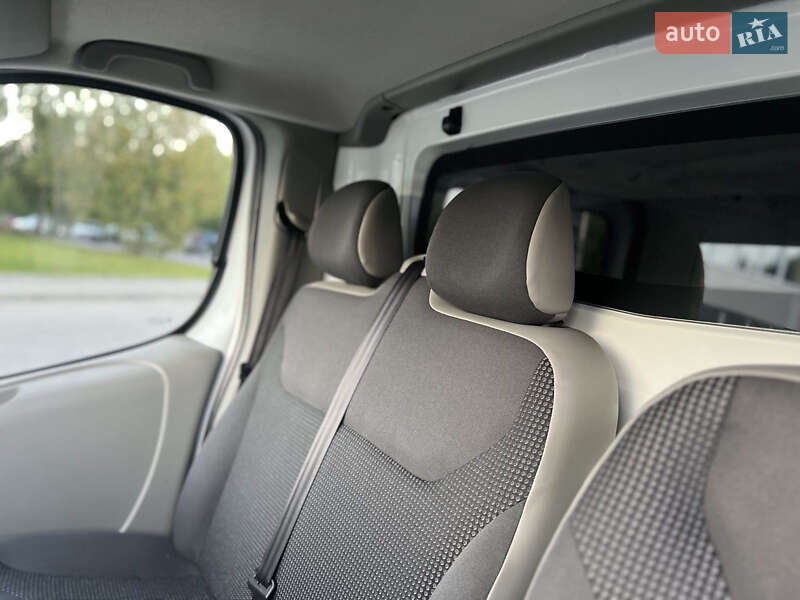 Вантажний фургон Opel Vivaro 2013 в Рівному