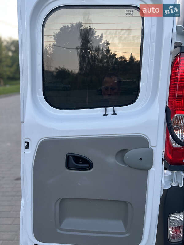 Вантажний фургон Opel Vivaro 2013 в Рівному