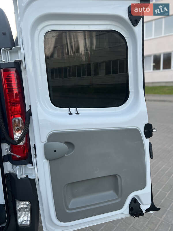 Вантажний фургон Opel Vivaro 2013 в Рівному