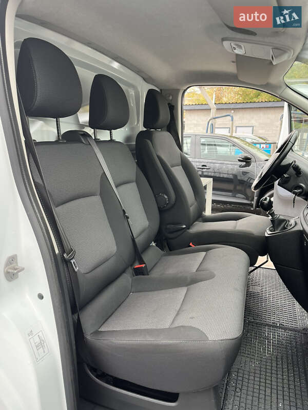 Вантажний фургон Opel Vivaro 2017 в Рівному