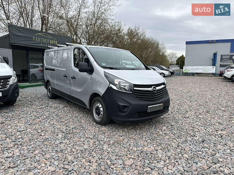 Вантажний фургон Opel Vivaro 2017 в Рівному