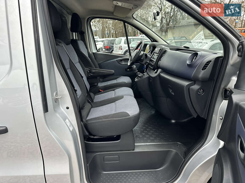 Вантажний фургон Opel Vivaro 2017 в Рівному
