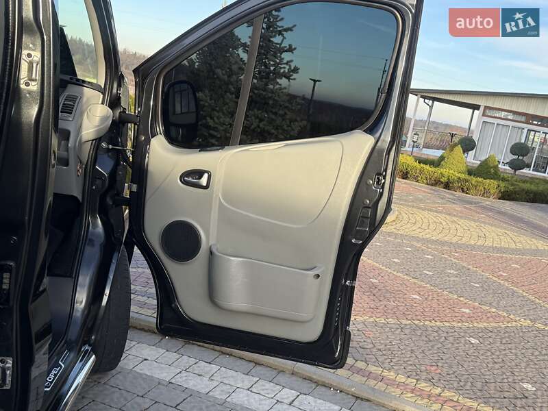 Минивэн Opel Vivaro 2011 в Дрогобыче