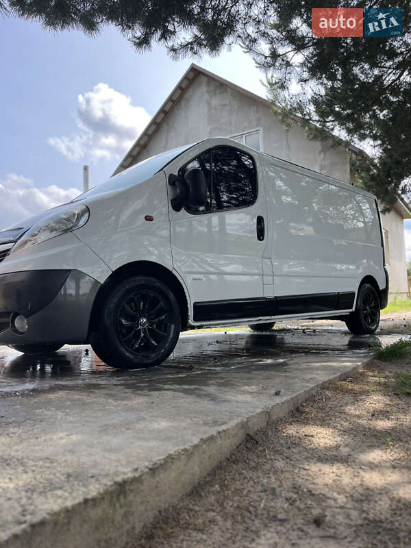 Грузовой фургон Opel Vivaro 2011 в Сарнах