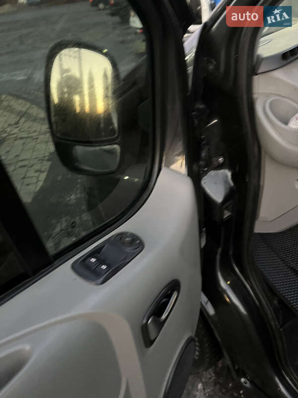 Минивэн Opel Vivaro 2013 в Надворной