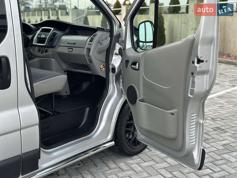Мінівен Opel Vivaro 2013 в Чернівцях