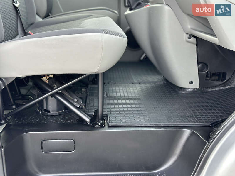 Мінівен Opel Vivaro 2013 в Чернівцях