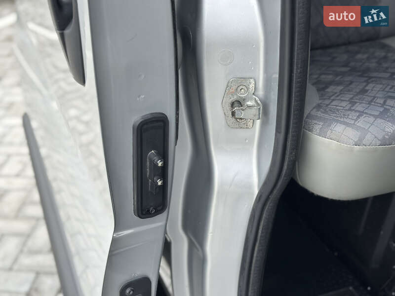 Мінівен Opel Vivaro 2013 в Чернівцях