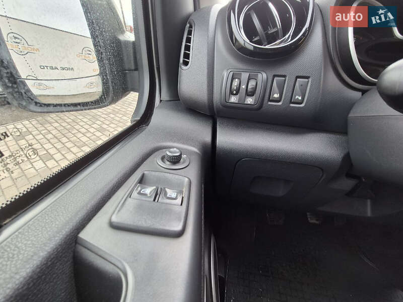 Грузовой фургон Opel Vivaro 2015 в Ровно