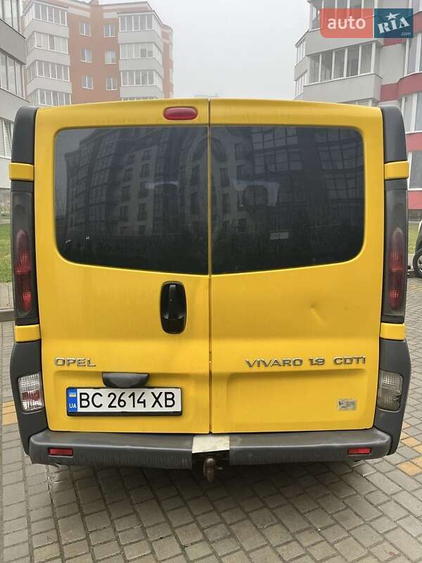Мінівен Opel Vivaro 2004 в Новояворівську