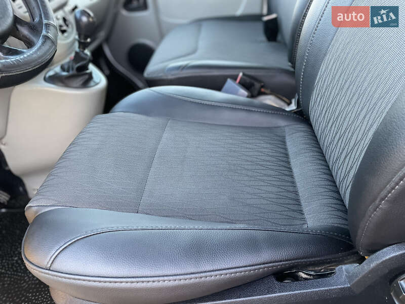 Минивэн Opel Vivaro 2006 в Староконстантинове