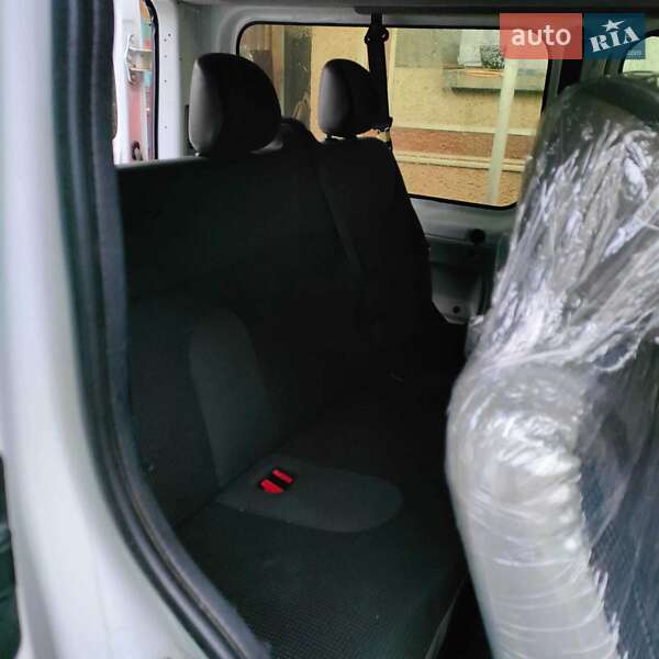 Минивэн Opel Vivaro 2011 в Ужгороде