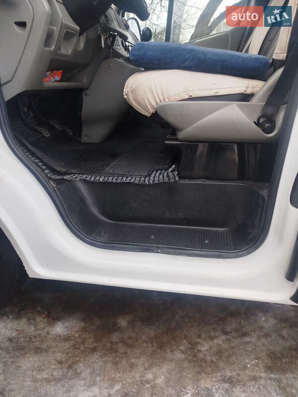 Грузопассажирский фургон Opel Vivaro 2006 в Изюме