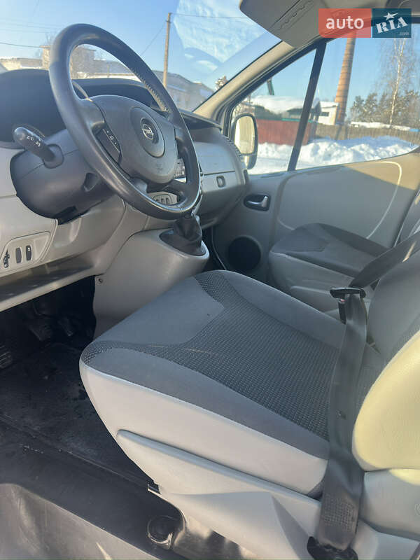 Грузопассажирский фургон Opel Vivaro 2011 в Олевске