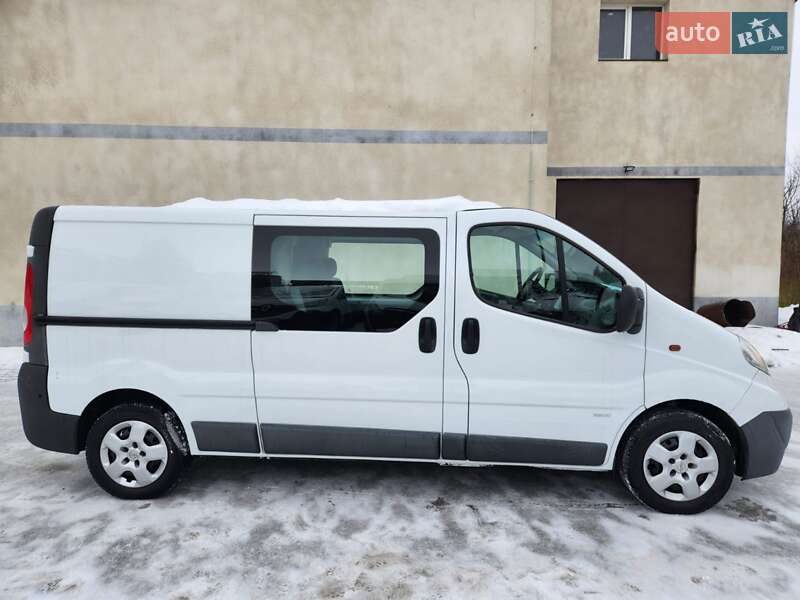Грузопассажирский фургон Opel Vivaro 2011 в Дубно