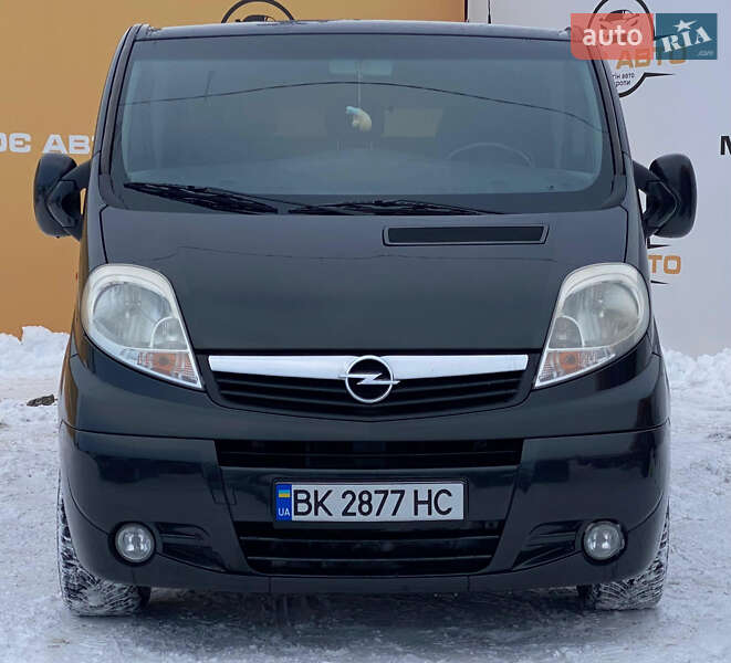 Грузопассажирский фургон Opel Vivaro 2011 в Ровно