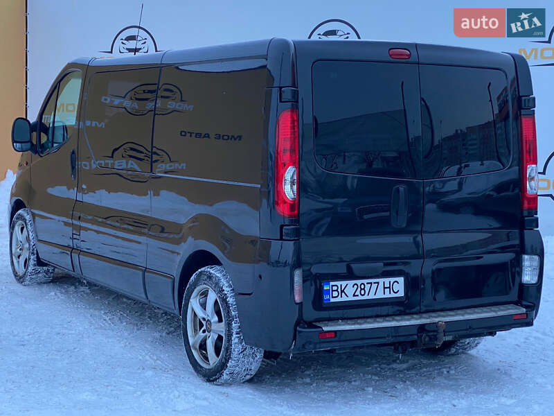 Грузопассажирский фургон Opel Vivaro 2011 в Ровно