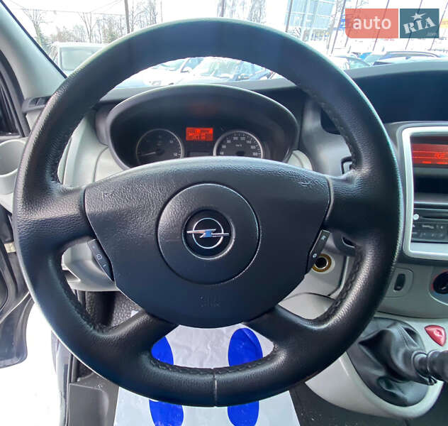 Грузопассажирский фургон Opel Vivaro 2011 в Ровно