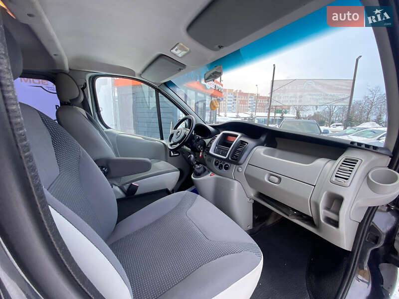 Грузопассажирский фургон Opel Vivaro 2011 в Ровно