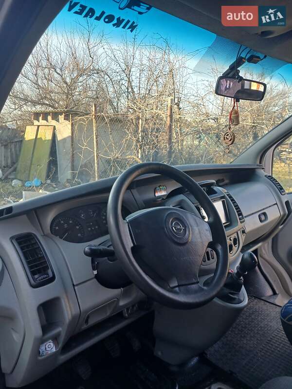 Грузопассажирский фургон Opel Vivaro 2003 в Николаеве