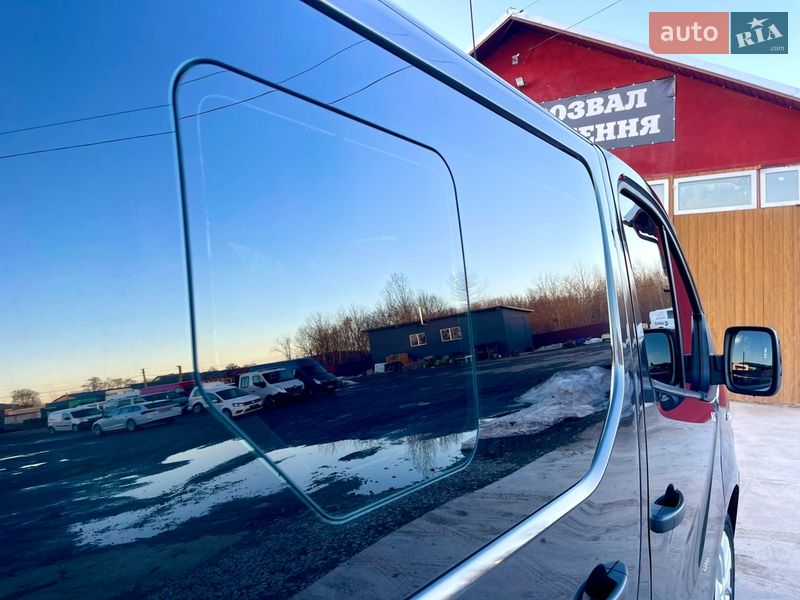 Грузопассажирский фургон Opel Vivaro 2015 в Млинове