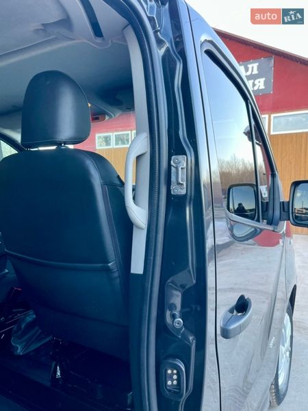 Грузопассажирский фургон Opel Vivaro 2015 в Млинове